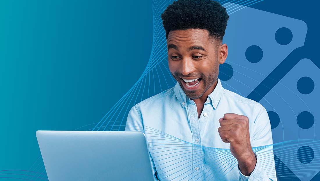 Homme regardant ordinateur