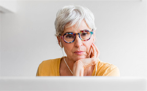 mujer en un ordenador
