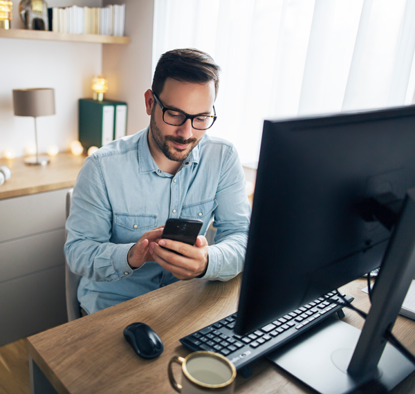 Homme assis derriere ordinateur