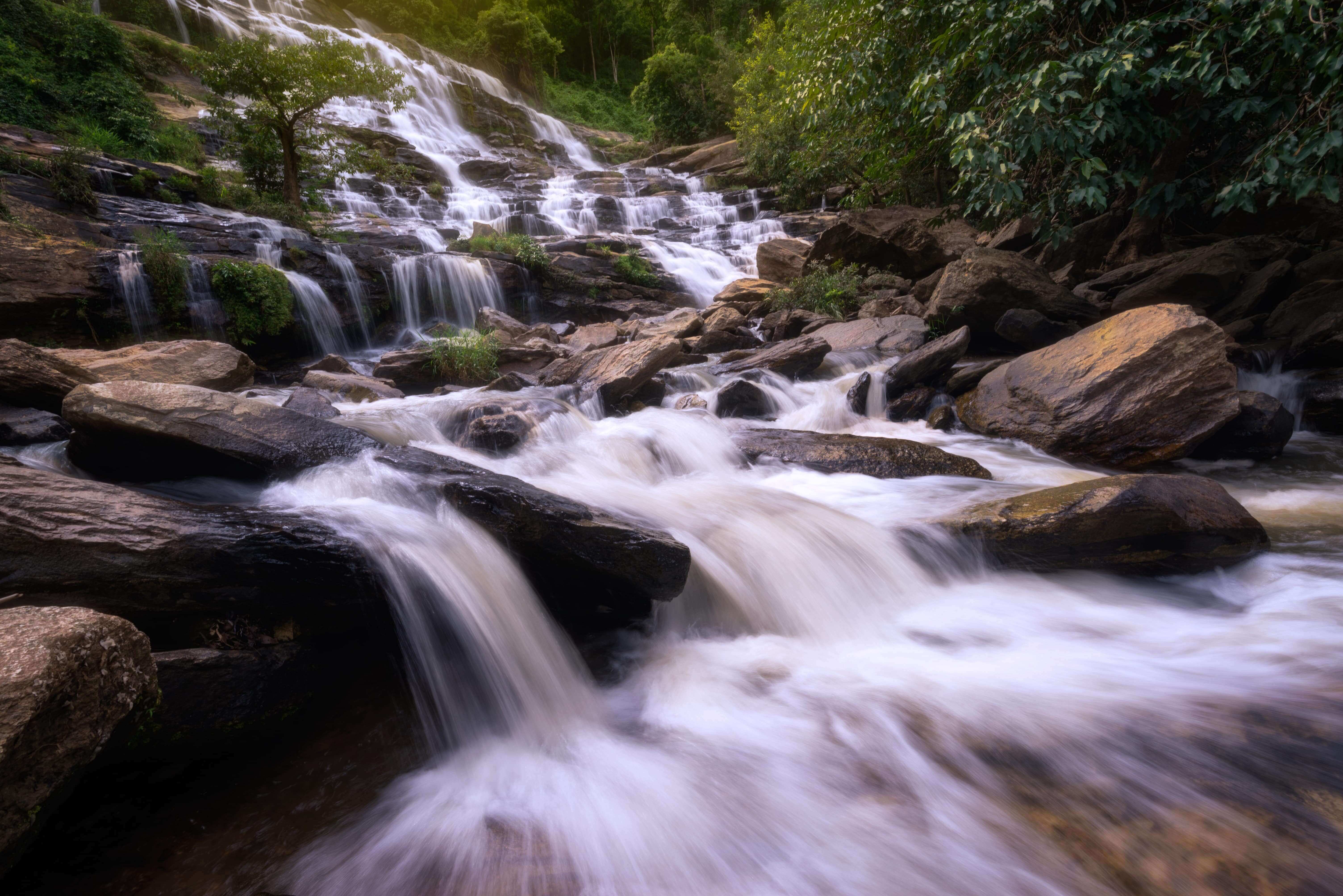 schnell bewegende Wasserfälle