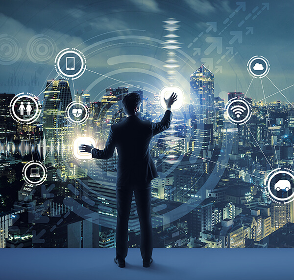 Mann vor Skyline, berührt die Orchestrierungsgrafik