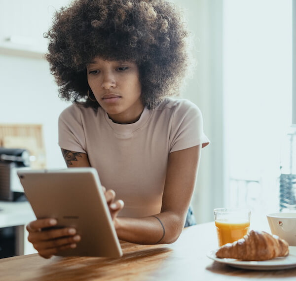 Femme shopping en ligne