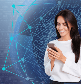 mujer usando el telefono