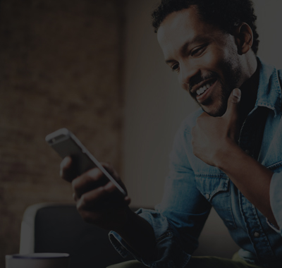 Was ist Verhaltensbiometrie Mann mit Mobiltelefon