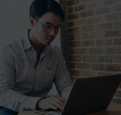 Was ist Verhaltensbiometrie Mann mit Laptop